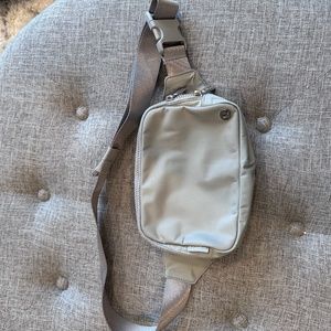 Lululemon large belt bag light gray